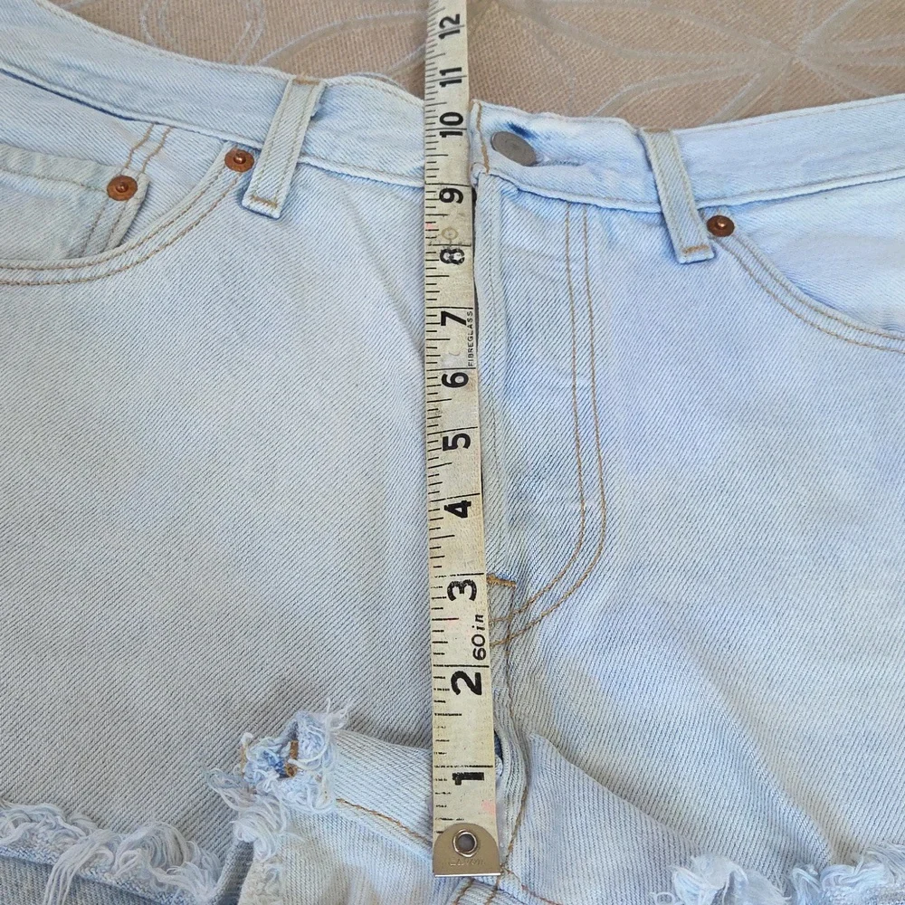 NWOT, Levi's Daisy 501 Cut-off Shorts!